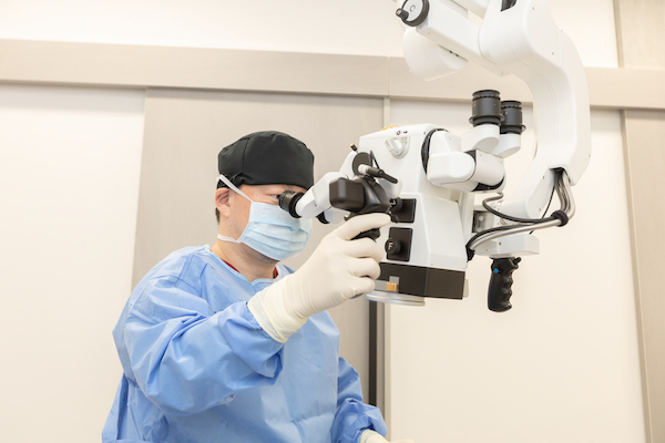 高性能な手術用顕微鏡システム（MM51）